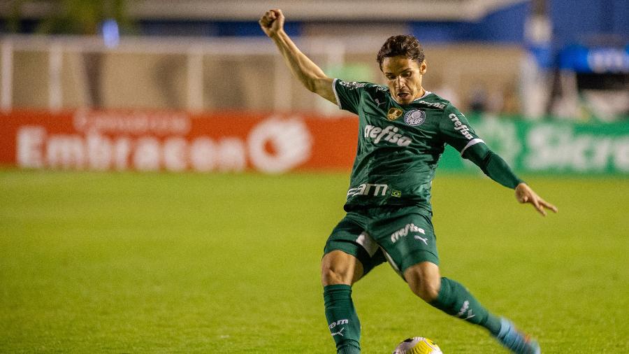 Raphael Veiga em ação pelo Palmeiras contra a Juazeirense, pela Copa do Brasil - Marcos Zanutto/AGIF