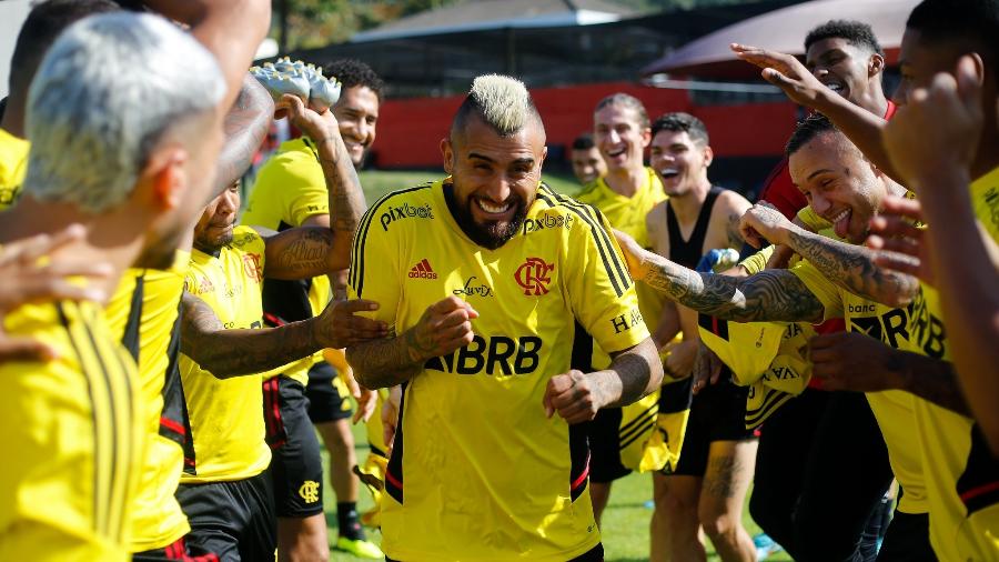 Vidal sendo "batizado" pelos companheiros em treino do Flamengo - Gilvan de Souza / Flamengo