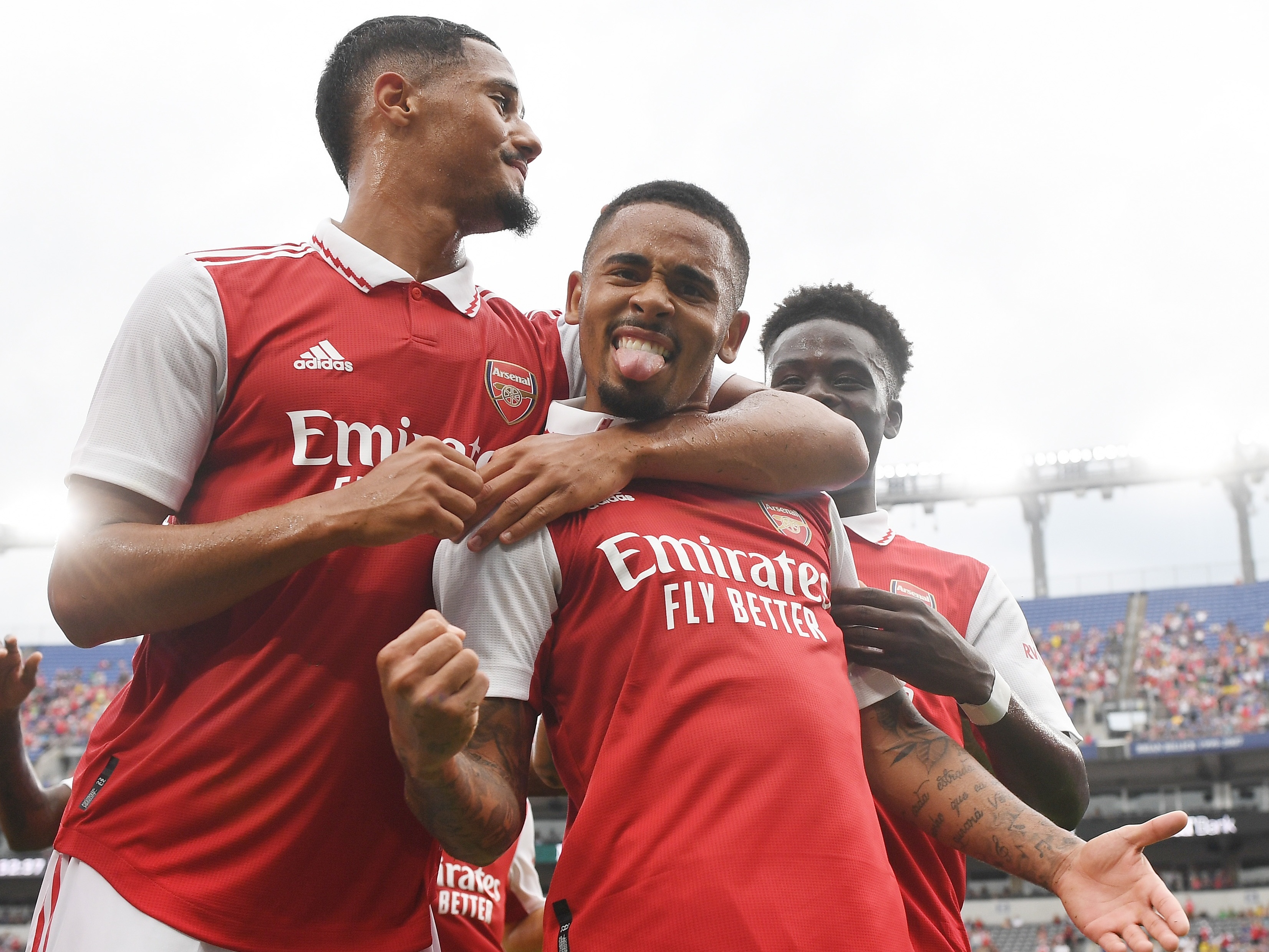 Arsenal vence Brentford com gol no fim e é novo líder do Inglês