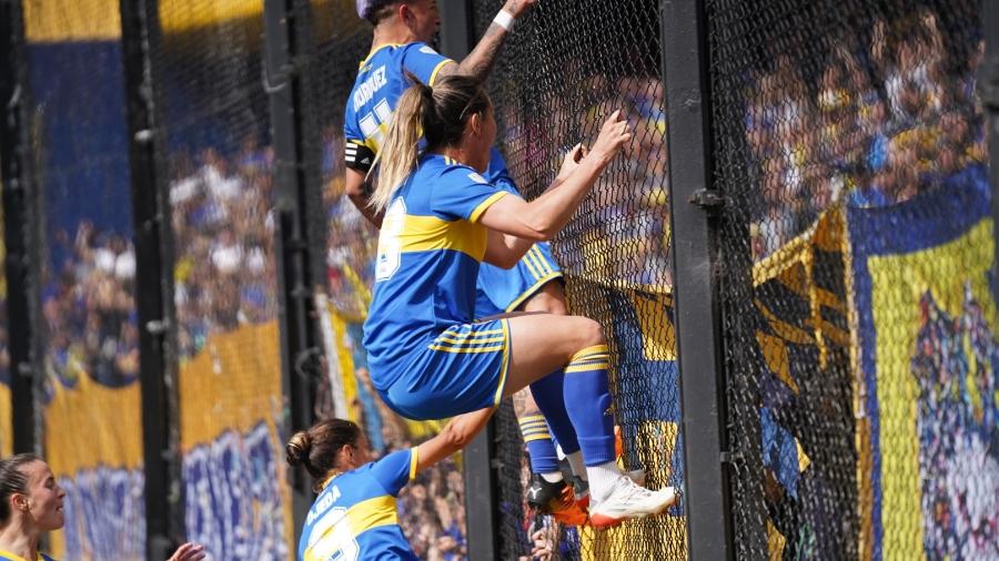 Jogadoras do Boca comemoram gol no alambrado da Bombonera - Twitter CABJ
