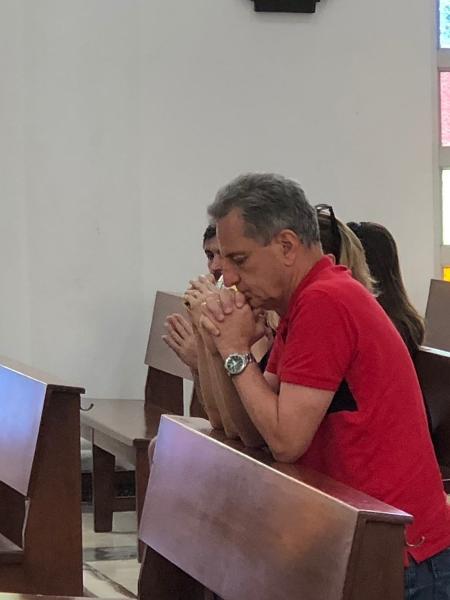 Landim faz oração na igreja São Judas Tadeu de Guayaquil  - Foto: Bruno Braz/UOL