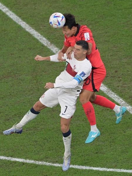 Jung Woo-young, da Coreia do Sul, disputa lance com Cristiano Ronaldo, de Portugal, na Copa - Salih Zeki Fazlioglu/Anadolu Agency via Getty Images