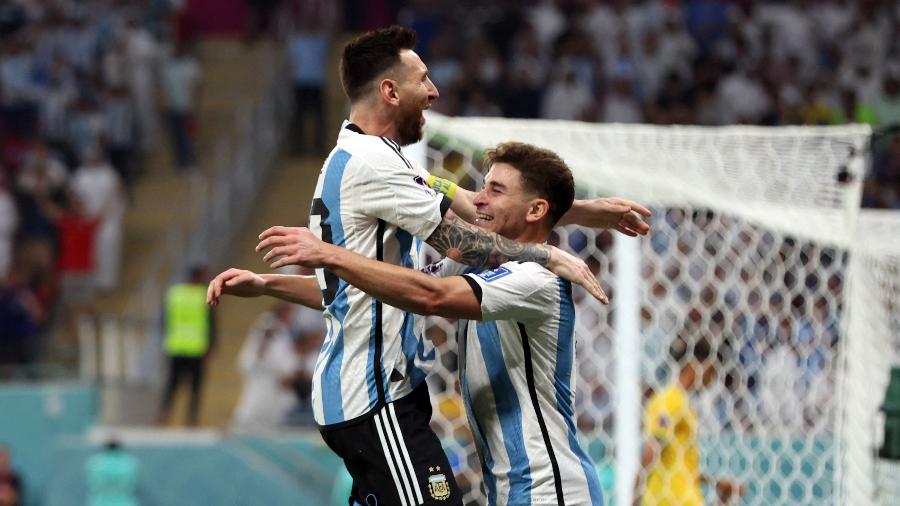 Messi e Alvarez se abraçam após gol da Argentina sobre a Austrália em jogo da Copa do Mundo - Pedro Nunes/Reuters