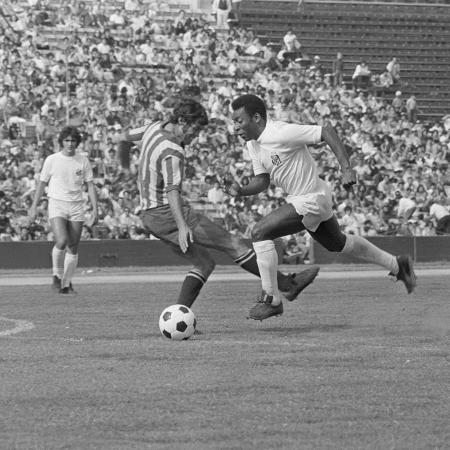 Pelé em ação pelo Santos em 1973 - Bettmann Archive