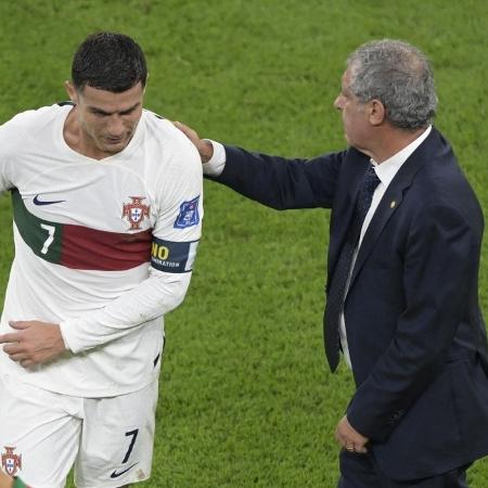 Cristiano Ronaldo e Fernando Santos após eliminação de Portugal da Copa do Mundo do Qatar