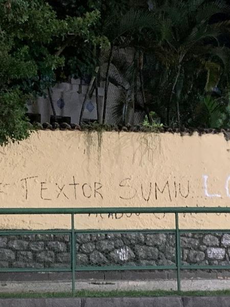 Muro de sede do Botafogo foi pichado com protestos contra John Textor - Reprodução