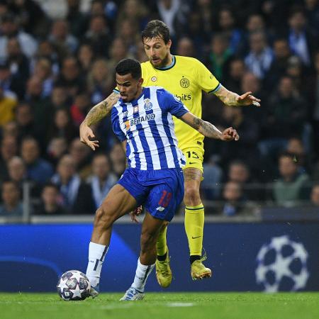 Galeno, do Porto, disputa lance com Acerbi, da Inter, em partida da Liga dos Campeões - Octavio Passos - UEFA/UEFA via Getty Images