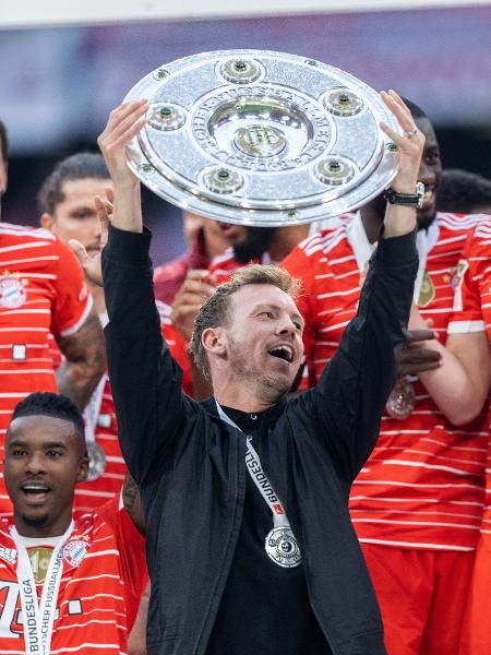 Julian Nagelsmann conquista o troféu do Campeonato Alemão pelo Bayern - Boris Streubel/Getty Images