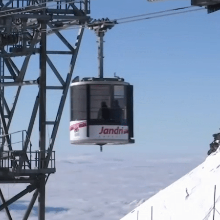 Teleférico em Les Deux Alpes, na França - Reprodução/Twitter