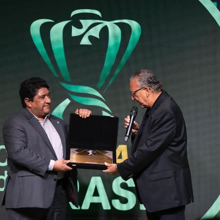 Galvão Bueno foi homenageado pelo presidente da CBF, Ednaldo Rodrigues, durante sorteio da Copa do Brasil 2023 - Thais Magalhães/CBF