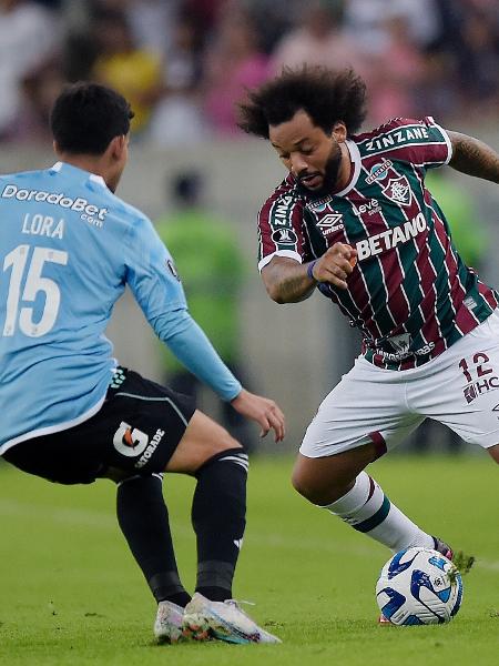 Marcelo disputa a bola durante Fluminense x Sporting Cristal, partida da Libertadores - ALEXANDRE LOUREIRO/AGIF
