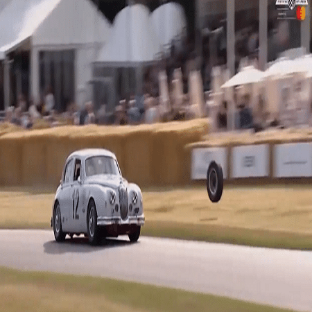 Roda de carro se solta em festival de corrida na Inglaterra