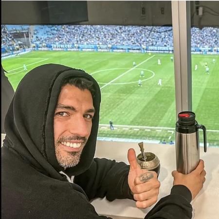 Suárez posta foto torcendo para o Grêmio contra o Atlético-MG, pelo Brasileirão