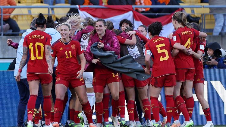 Jogadoras da Espanha celebram gol decisivo contra a Holanda na Copa feminina