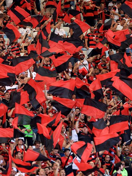 Torcida do Flamengo faz festa antes do apito inicial do jogo contra o São Paulo, pela final da Copa do Brasil