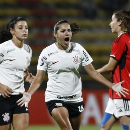 Millene, do Corinthians, celebra gol contra o Colo-Colo pela Libertadores feminina
