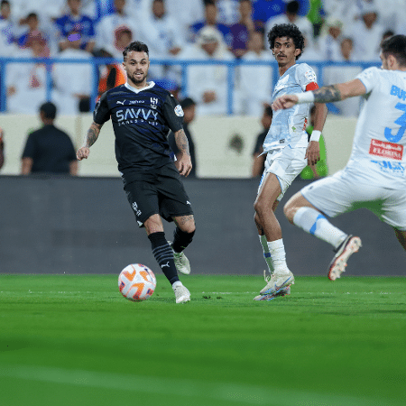 Michael abriu o placar para o Al-Hilal diante do Al-Okhdood pelo Saudita