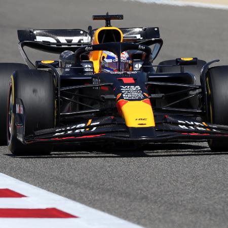 Max Verstappen com sua Red Bull nos testes de pré-temporada; ele é favorito ao título