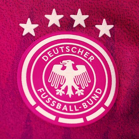 Escudo da Federação Alemã de Futebol na atual camisa 2 da seleção