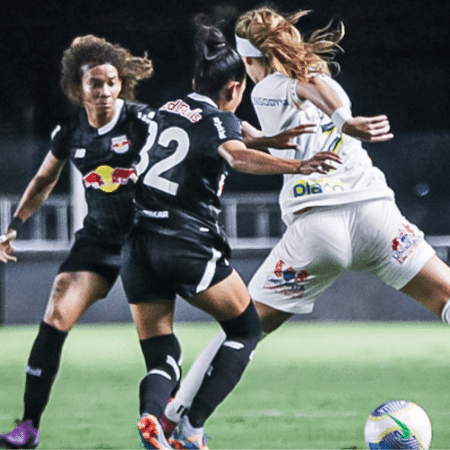 Jogadoras de Santos e Bragantino em ação pelo Brasileirão feminino