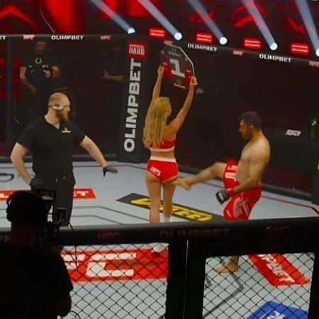 Momento em que lutador iraniano chuta a ring girl