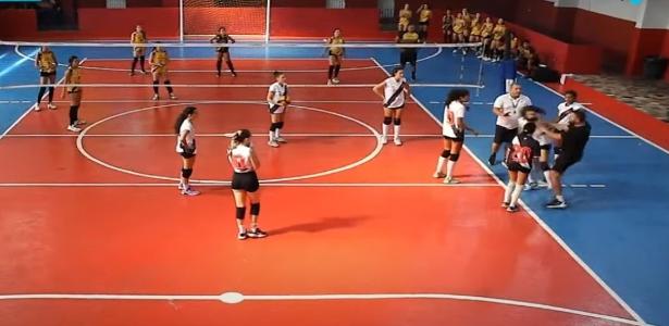 The volleyball director sees unjustified behavior by the under-17 coach