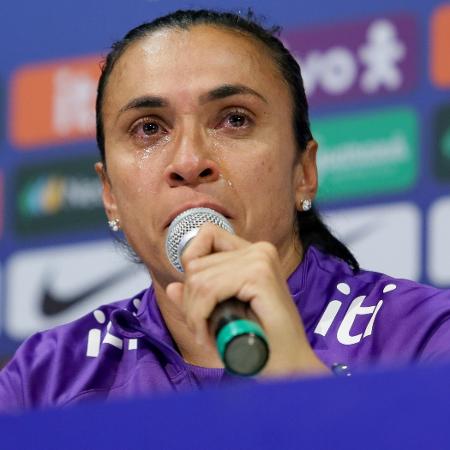 Marta se emociona durante entrevista coletiva pela seleção brasileira feminina de futebol