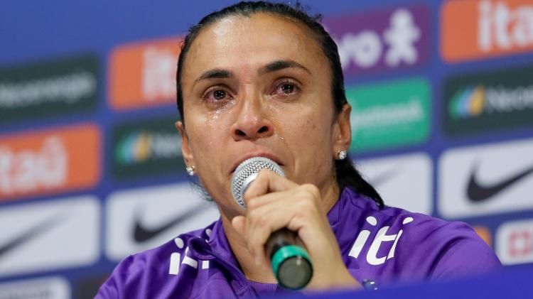 Marta se emociona durante entrevista coletiva pela seleção brasileira feminina de futebol