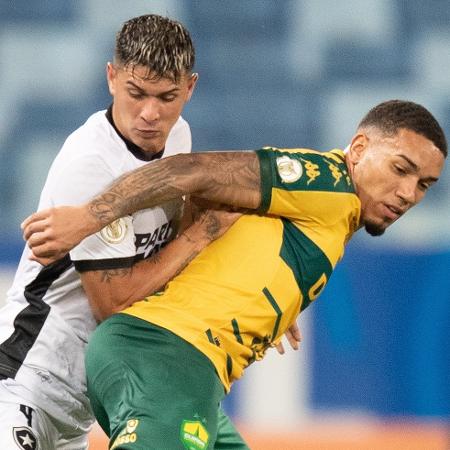 Mateo Ponte, do Botafogo, e Denilson, do Cuiabá, em lance do Campeonato Brasileiro - Gil Gomes/AGIF