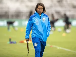 Camilla Orlando, do Palmeiras, se torna a primeira técnica mulher a ganhar um Dérbi