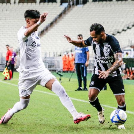 Lourenço é marcado por Jair durante jogo entre Santos e Ceará, pela Série B Lourenço é marcado por Jair durante jogo entre Santos e Ceará, pela Série B