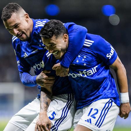 William (à direita) celebra gol do Cruzeiro sobre o Juventude com Zé Ivaldo, pelo Brasileirão