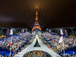 Barcos, chuva, bandeira 'errada' e balão: a abertura das Olimpíadas 2024