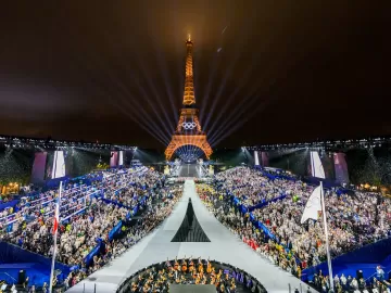 Barcos, chuva, bandeira 'errada' e balão: a abertura das Olimpíadas 2024