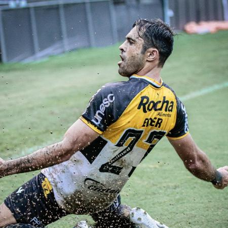 Éder comemora gol que rendeu acesso do Criciúma à Série A