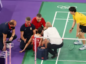 Badminton: campeã olímpica se machuca feio, abandona e faz até rival chorar