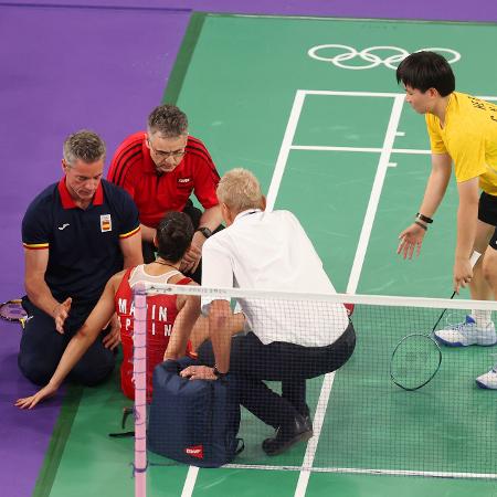 Carolina Marin, da Espanha, sofreu grave lesão nas semifinais do badminton nas Olimpíadas de Paris