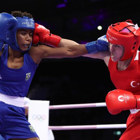 Jucielen Cerqueira é atingida por Esra Yildiz durante luta de boxe nas Olimpíadas de Paris 2024