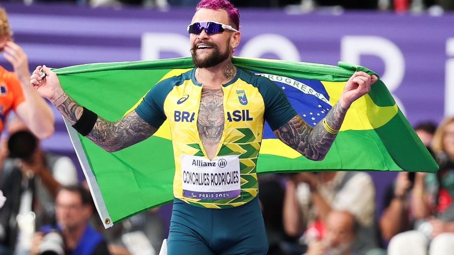 Vinicius Rodrigues medalhista de bronze nos 100m da classe T63 do atletismo, nas Paralimpíadas 2024.