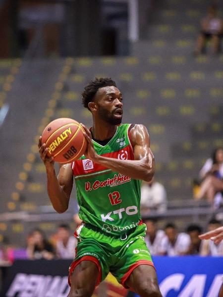 Duane Johnson em ação durante partida entre União Corinthians e Caxias do Sul pelo NBB