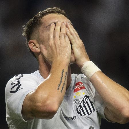 Rollheiser, meia do Santos, se lamenta durante partida do Brasileirão. Rollheiser, meia do Santos, se lamenta durante partida do Brasileirão.