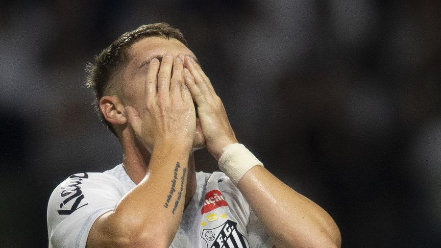 Rollheiser se lamenta durante Santos x Ceará, partida do Brasileirão Rollheiser se lamenta durante Santos x Ceará, partida do Brasileirão