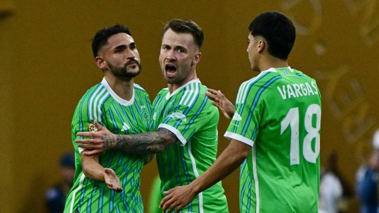 Jogadores do Seattle Sounders celebram gol sobre o Botafogo em jogo do Mundial