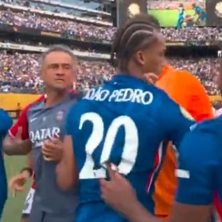 Técnico do PSG e atacante brasileiro do Chelsea se envolveram em confusão após final