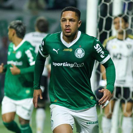 Vitor Roque comemora gol do Palmeiras contra o Atlético-MG, no Brasileiro