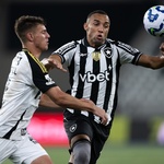 Marçal, do Botafogo, em disputa de bola com Natanael, do Atlético-MG, pelo Campeonato Brasileiro - undefined