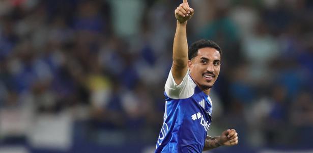 Cruzeiro vence fortaleza e mantém pressão sobre palmeiras e flamengo.