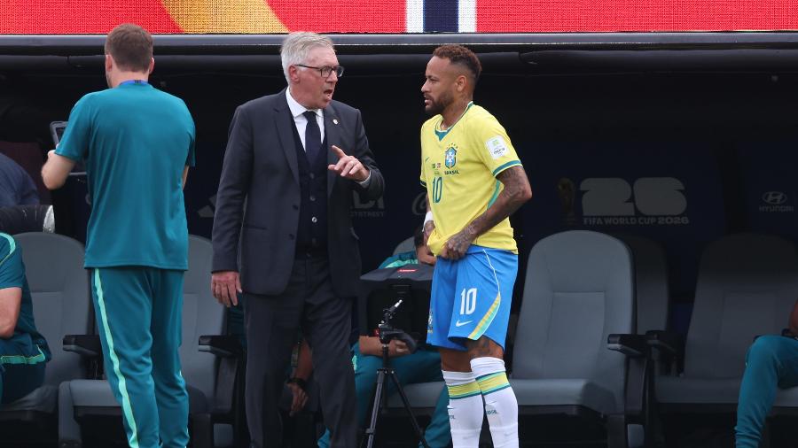 Neymar conversa com Ancelotti antes de entrar em Brasil x Noruega