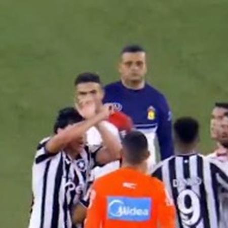 Ferraresi, do Botafogo, faz gesto de protocolo antirracismo durante jogo contra o Athletico