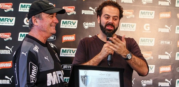 Levir recebe uma placa comemorativa de Daniel Nepomuceno, presidente do Atlético-MG - Bruno Cantini/Clube Atlético Mineiro